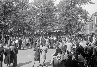 853172 Afbeelding van een menigte op het Janskerkhof te Utrecht tijdens de intocht van de geallieerden.